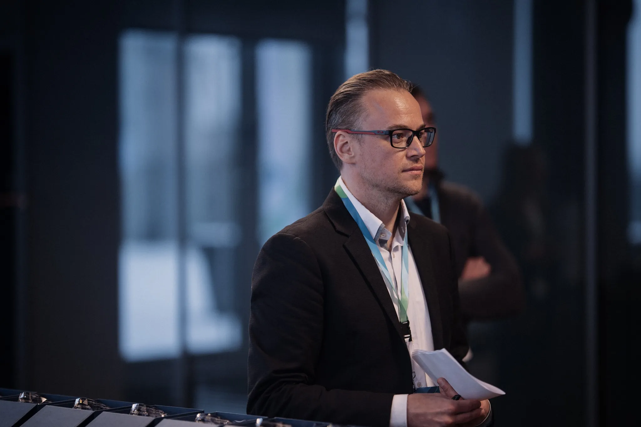 Tomasz Weber podczas wydarzenia, z notatkami w ręku